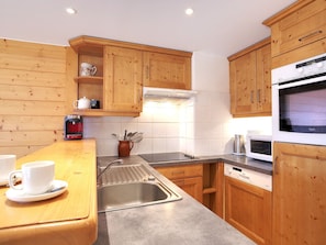 Réfrigérateur, four à micro-ondes, lave-vaisselle