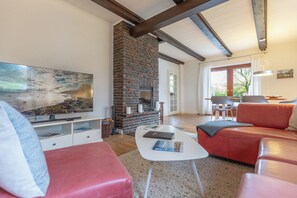 TV, fireplace, books, stereo - The vacation home Dat Reethuus in St. Peter-Ording for up to 5 people (St Peter-Ording)