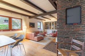 Fernseher, Kamin, Bücher, Stereoanlage