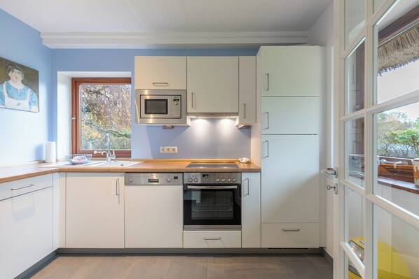 ثلاجة، ميكروويف، فرن، موقد طهي مسطح