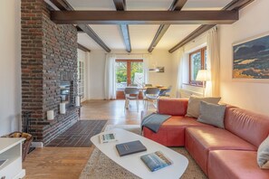 TV, fireplace, books, stereo - The vacation home Dat Reethuus in St. Peter-Ording for up to 5 people (St Peter-Ording)