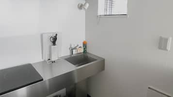 Basic Room | Private kitchen | Fridge, microwave, electric kettle, cookware/dishes/utensils