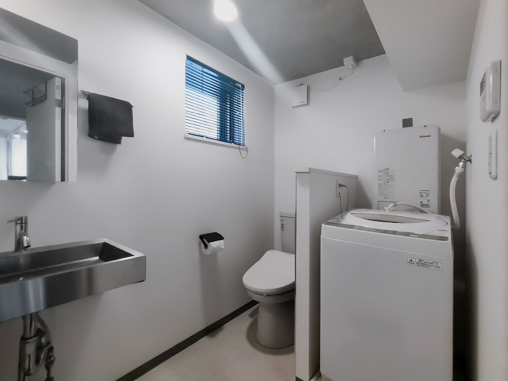 Combined shower/tub