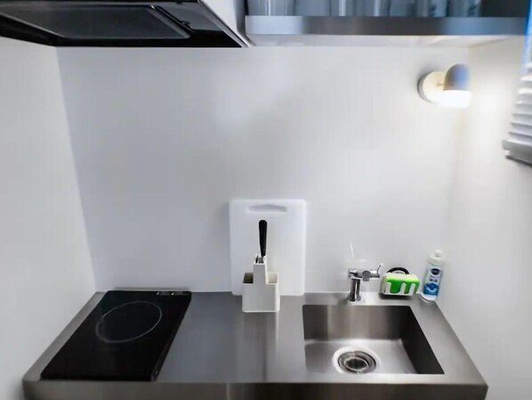 Réfrigérateur, micro-ondes, bouilloire électrique