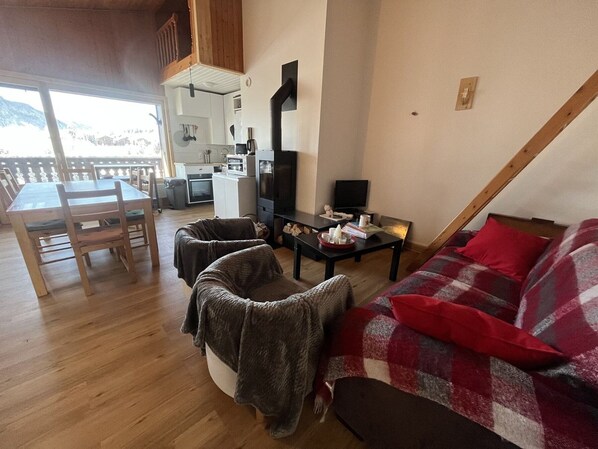 Flat-screen TV, fireplace