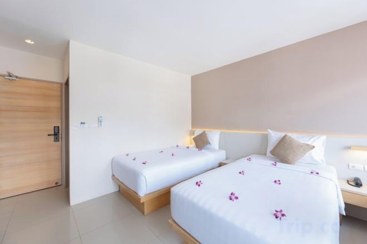 Premium bedding, pillow-top beds, minibar, in-room safe