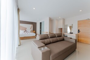 ห้องโรแมนติกสตูดิโอสวีท | เครื่องนอนระดับพรีเมียม, เตียงพร้อมฟูกเสริมที่นอน, มินิบาร์