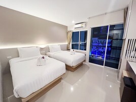 Deluxe-værelse med 2 enkeltsenge | Premium-sengetøj, senge med topmadrasser, minibar, pengeskab på værelset