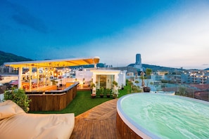 Outdoor spa tub - La Vista Patong Hotel (Patong)