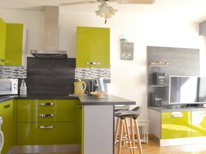 Kühlschrank, Mikrowelle, Herdplatte, Wasserkocher mit Kaffee-/Teezubehör