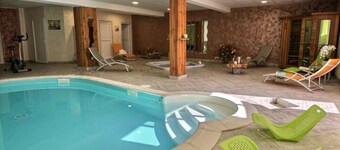House with swimming pool, terrace, garden and garage. Nature, calm, freshness