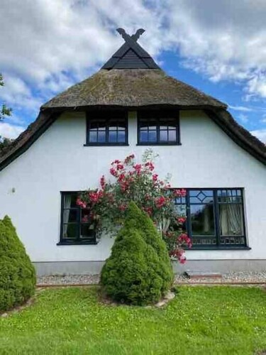 Thatched cottage with large garden and fireplace