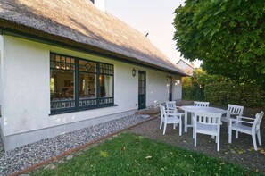Outdoor dining - Thatched cottage with large garden and fireplace (Marlow)