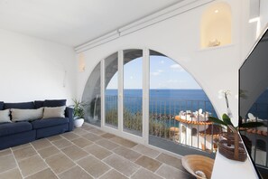 Deluxe Apartment | Living area | 35-inch flat-screen TV with cable channels, TV