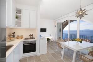 Lägenhet - 1 sovrum - rökare - terrass | Eget kök | Stort kylskåp, ugn, spishäll och diskmaskin