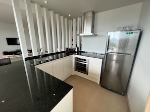 Kühlschrank, Ofen, Wasserkocher mit Kaffee-/Teezubehör, Wasserkocher