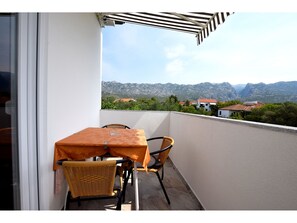 Outdoor dining - Apartment for 3 people near a pebble beach (Seline)