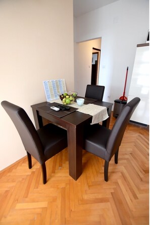 Dining - Apartment for 3 people near a pebble beach (Seline)