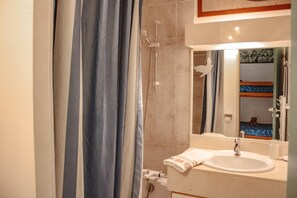 Hair dryer, soap, shampoo, toilet paper - Beach 500m away! Comfort, private wifi Fibre, bed linen, swimming pool, parking and benefits (Moliets et Maâ)