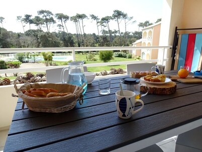 Beach 500m away! Comfort, private wifi Fibre, bed linen, swimming pool, parking and benefits