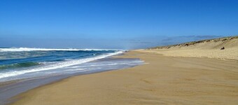 Beach 500m away! Comfort, private wifi Fibre, bed linen, swimming pool, parking and benefits