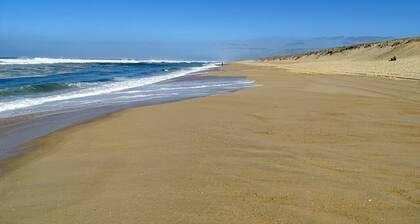 Beach 500m away! Comfort, private wifi Fibre, bed linen, swimming pool, parking and benefits