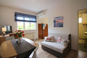 TV - Near the beach, city center, air-conditioned, family-friendly (Porec)
