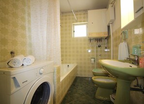 Bidet, towels, soap, toilet paper - Near the beach, city center, air-conditioned, family-friendly (Porec)