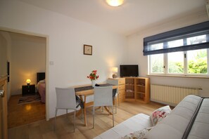 1 bedroom, WiFi, bed sheets - Near the beach, city center, air-conditioned, family-friendly (Porec)