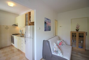 Fridge, oven, stovetop, dishwasher - Near the beach, city center, air-conditioned, family-friendly (Porec)