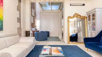 Coin salon dans le hall