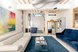 Lobby sitting area - Luxury Tower House in the Heart of Pisa (Pisa)