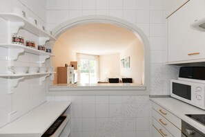 Réfrigérateur, four à micro-ondes, un four, cafetière-théière