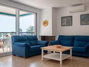 TV - AT091 Els Pins I: Apartamento situado en primera línea del mar y con 4 piscinas comunitarias (Torredembarra)