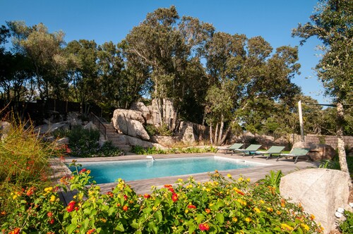 confortable et magnifique bergerie, piscine chauffée, cuisine d'été