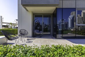 Terrace/patio - Maison Privee - Serene Apt w/ Large Patio Cls to Bluewaters & JBR (Dubai)