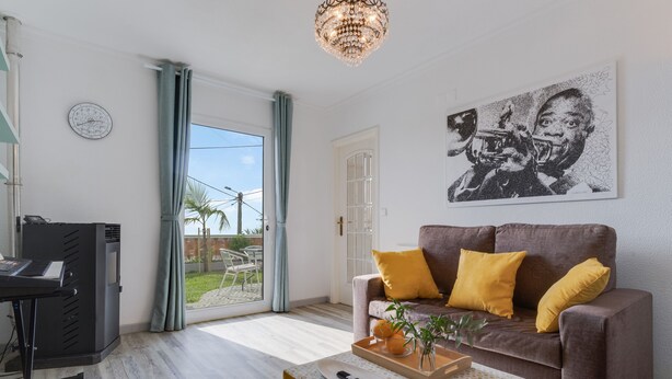 A living room with a sofa, a coffee table, a TV, and a painting on the wall. - Melody House of Ponta do Sol (Ponta do Sol)