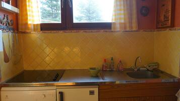 Een koelkast, een microgolfoven, een oven