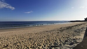 A beach with a clear sky and calm sea. - Carnac: 3-room Duplex, 4 pers, Close to beach, Wifi (Carnac)