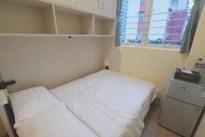 Desk, laptop workspace, blackout curtains, free WiFi - China Rich Hotel (Hong Kong)