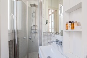 Bañera, artículos de tocador gratuitos, secador de pelo, toallas