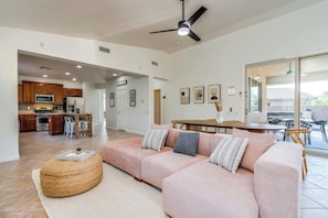 Smart TV, fireplace, video-game console, books - Ultimate Desert Oasis w Pool, Cinema, Games, Tub! (Oro Valley)