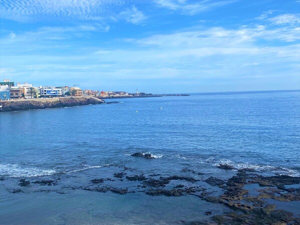 En la playa y toallas de playa 