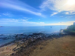 En la playa y toallas de playa 