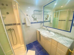 Regadera, secadora de cabello, toallas 