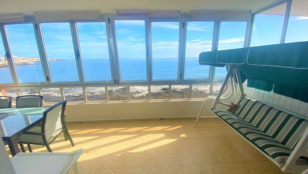 A room with a view of the sea, a table, chairs, and a sofa. - Salinetas, first line of the sea and beach for 4 people (telde)