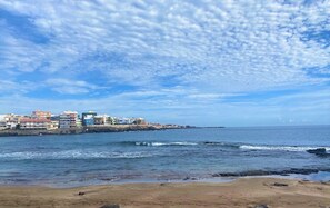 On the beach, beach towels - Salinetas, first line of the sea and beach for 4 people (telde)
