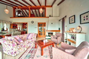 家庭別墅, 4 間臥室, 山旁 (Pool Villa Abbazia Seaview) | 客廳 | 電視、壁爐