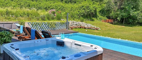 Outdoor spa tub