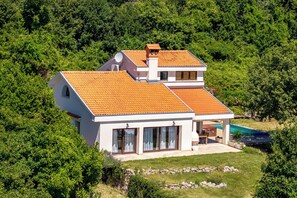 Familienvilla, Mehrere Schlafzimmer, Bergseite (Pool Villa Abbazia Seaview) | Außenbereich